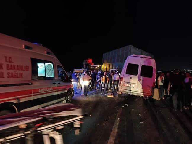 Hatayda işçileri taşıyan servis minibüsü traktörün römorkuna çarptı: 14 Yaralı