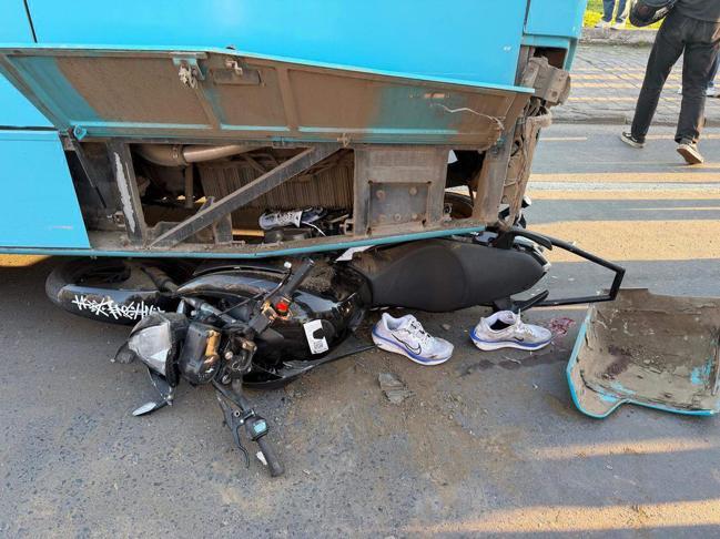 Motosikletin duraktaki otobüse çarptığı kazanın görüntüleri ortaya çıktı