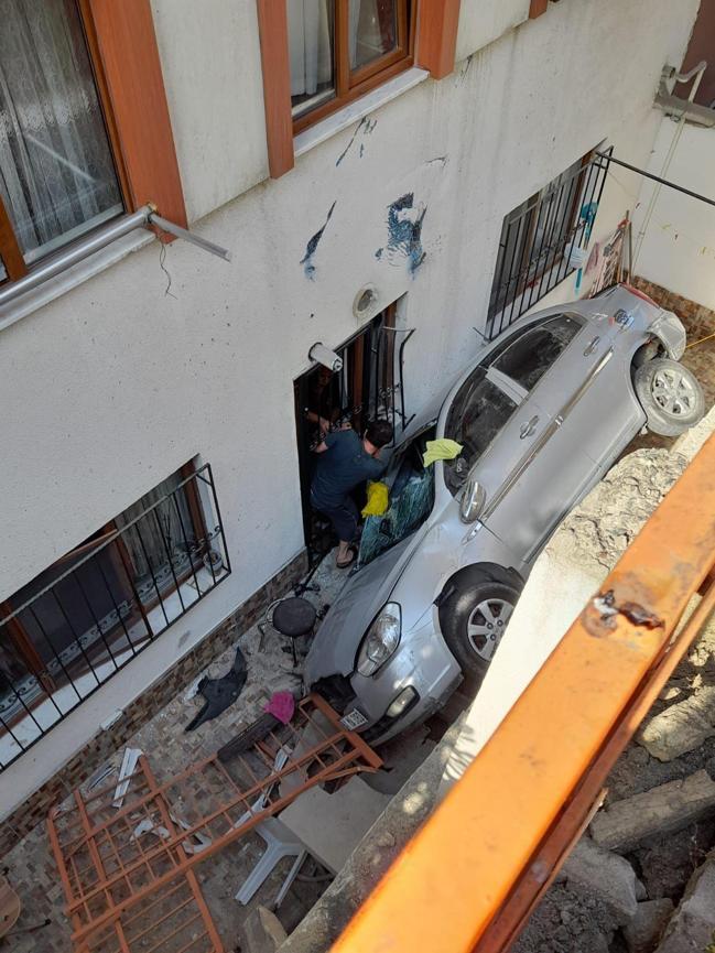 Kağıthanede çocukların içinde oynadığı otomobil apartman boşluğuna düştü