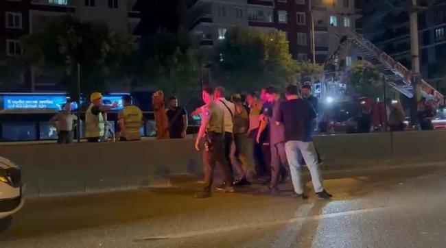 Metro hattında direğe çıktı; polis tarafından ikna edildi