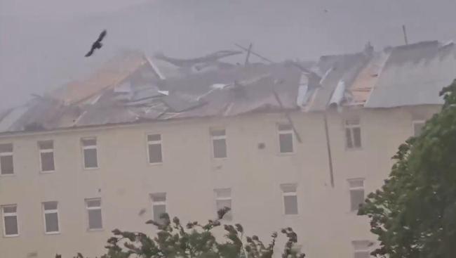 Fırtınada çatının uçması kamerada