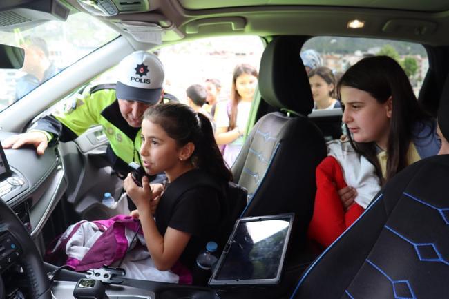 Amasya polisinden öğrencilere anonslu 23 Nisan sürprizi