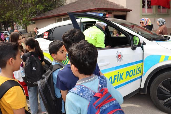 Amasya polisinden öğrencilere anonslu 23 Nisan sürprizi