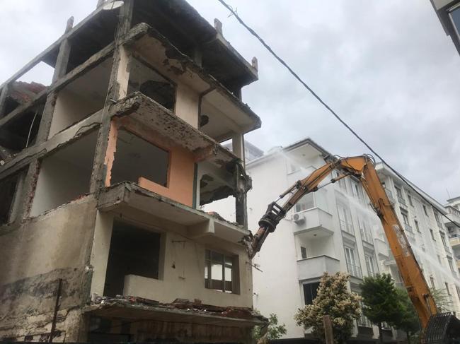 Ümraniyede riskli binaların kontrollü yıkımı başladı