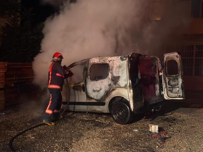 Park halindeki hafif ticari araç alev alev yandı