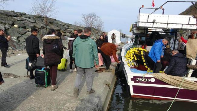 Artvinde heyelan; Karadeniz Sahil Yolu tek şeritli ulaşıma açıldı