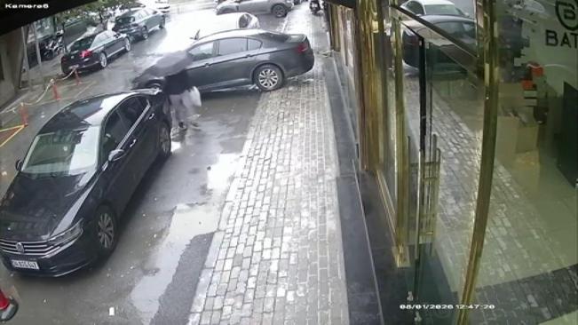 İstanbulda fırtına etkili oluyor; yollar göle döndü, çatılar uçtu