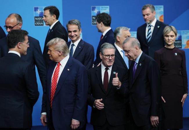 Cumhurbaşkanı Erdoğan, NATO Devlet ve Hükümet Başkanları Zirvesi’nde aile fotoğrafı çekimine katıldı