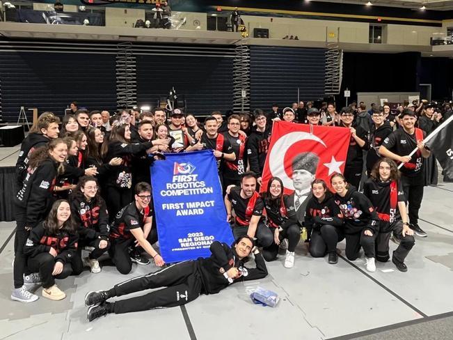 Amerikadaki robot yarışmasında Türkiyeyi temsil eden öğrenciler şampiyon oldu