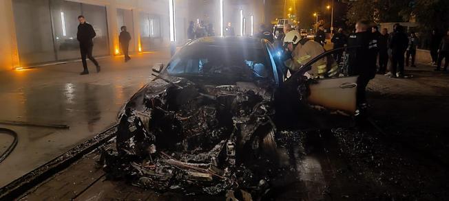 Alev alan otomobile, balkondan hortumla su sıktı; o anlar kamerada