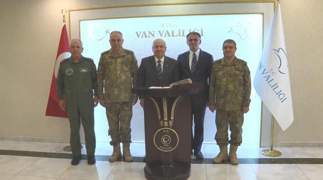 Bakan Güler ve TSK komuta kademesi İran sınırında