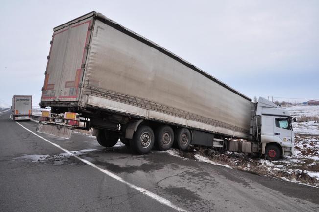 Kars-Ardahan kara yolunda TIR kazası