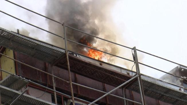 Bahçelievlerde iş merkezinin çatısında çıkan yangın söndürüldü