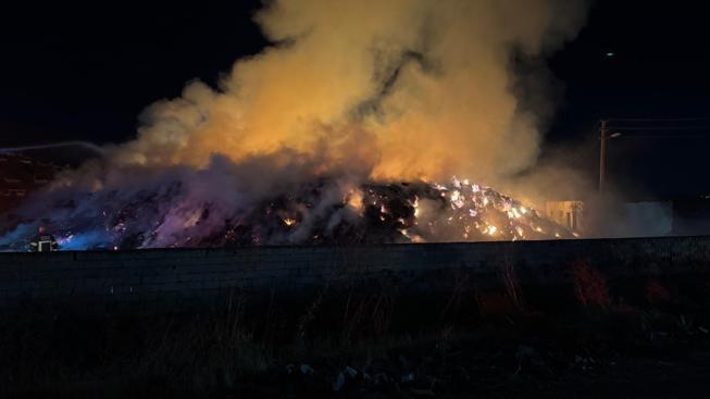 Kırıkkale’de yaklaşık 600 ton saman balyası alev alev yanıyor