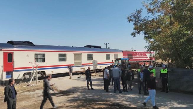 Yolcu treni servis minibüsüne çarptı; 17 öğrenci yaralandı