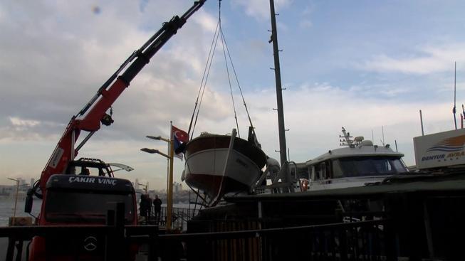 Üsküdarda yolcu motoru balıkçı teknesine çarptı