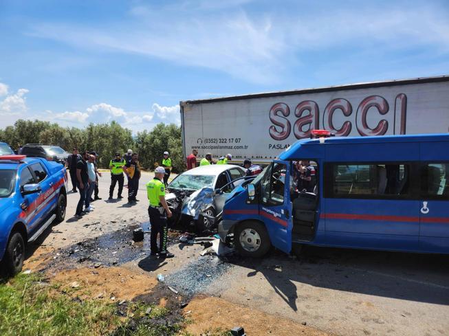 Bursada otomobil ile jandarma minibüsü çarpıştı; 1 ölü, 2 yaralı