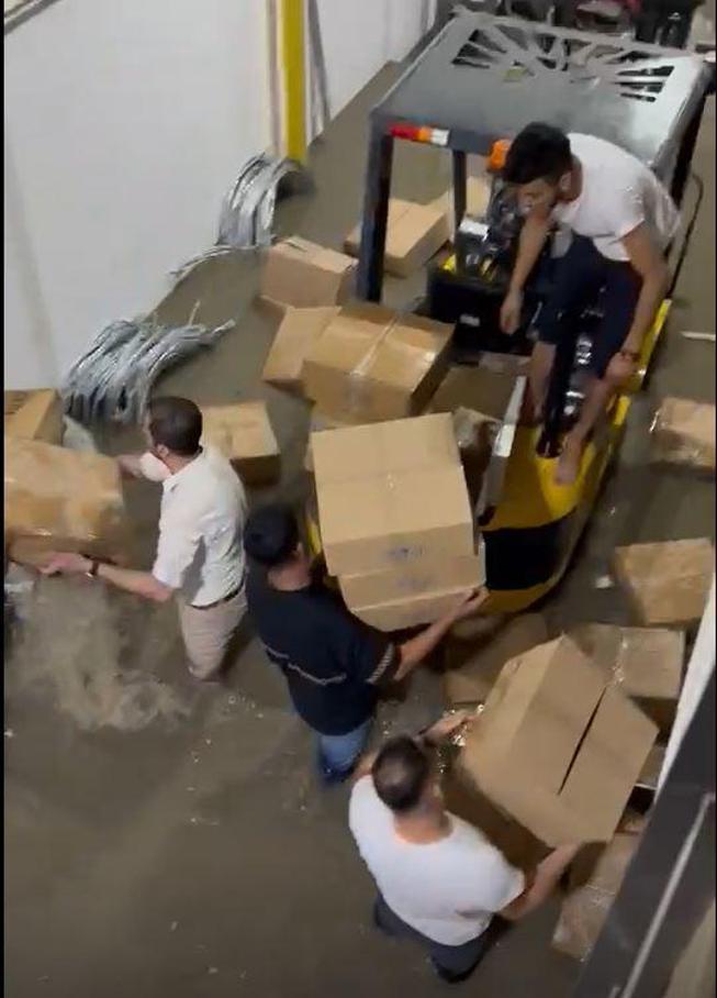 Ankarada sağanak; yolu su bastı, minibüstekiler iş makinesiyle kurtarıldı