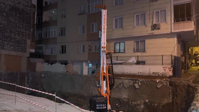 Bahçelievlerde inşaatın istinat duvarı yıkıldı; bitişikteki 2 bina tahliye edildi