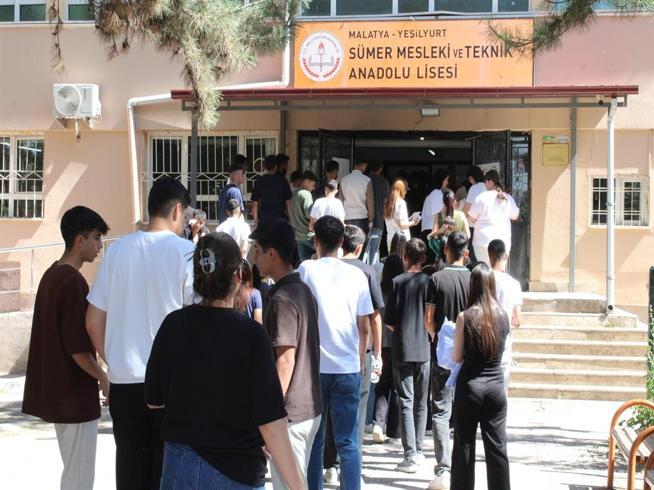 Sınava alınmayan öğrenciyi babası teselli etti