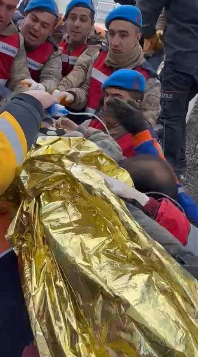 6 yaşındaki Beşir, 81’inci saatte enkazdan sağ çıkarıldı