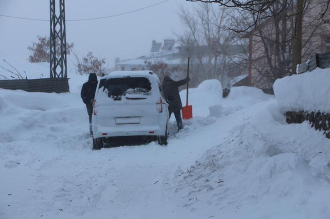 Karlıova’da tipi nedeniyle hayat durma noktasına geldi