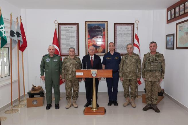 Bakan Güler, KKTC’de 14’üncü Zırhlı Tugay Komutanlığı’nda incelemede bulundu
