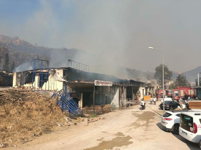 Karşıyakadaki orman yangını; 87 ev boşaltıldı, 16 ev yandı