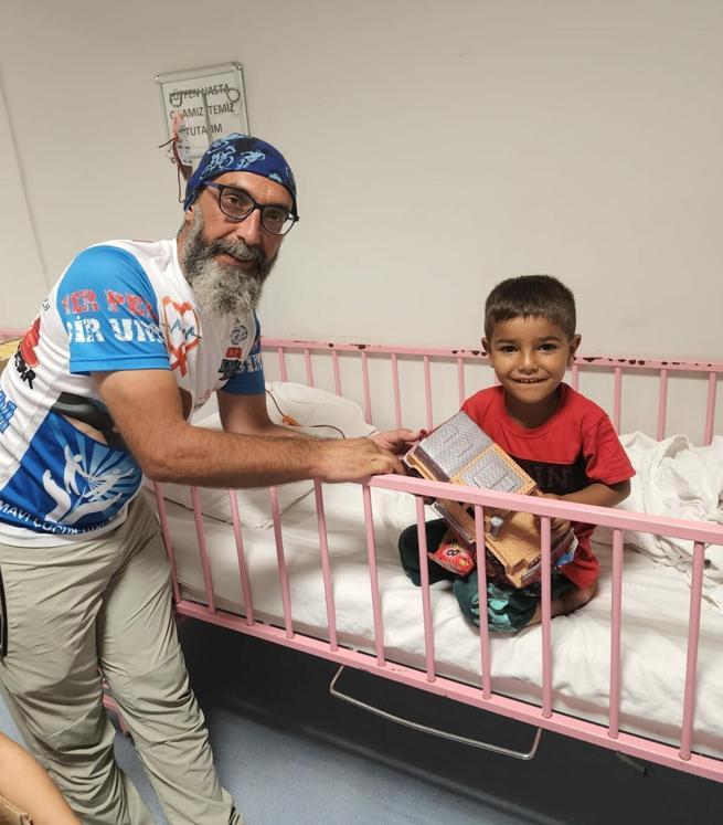 Oğlunun anısına lösemi hastası çocuklara oyuncak dağıttı