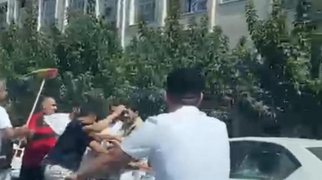 Sokakta taşlı sopalı kavga; 3 yaralı