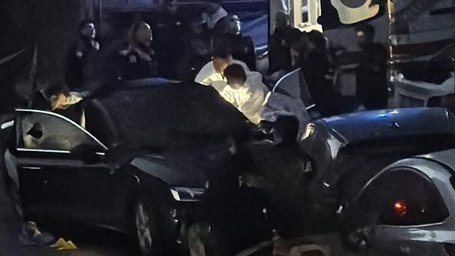 Kağıthane’de otomobile silahlı saldırı kamerada: Saldırganların 30 suç kaydı çıktı