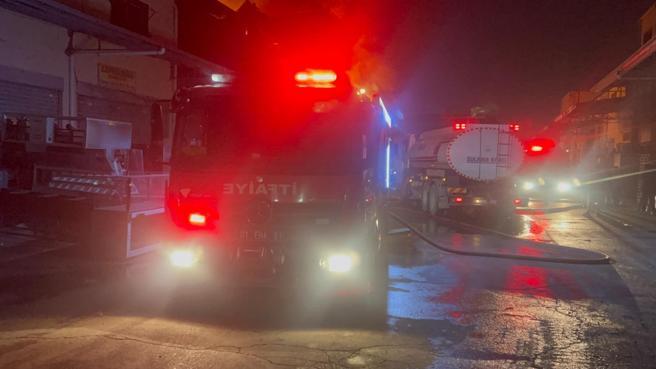 Adanada 3 katlı hırdavat dükkanında yangın