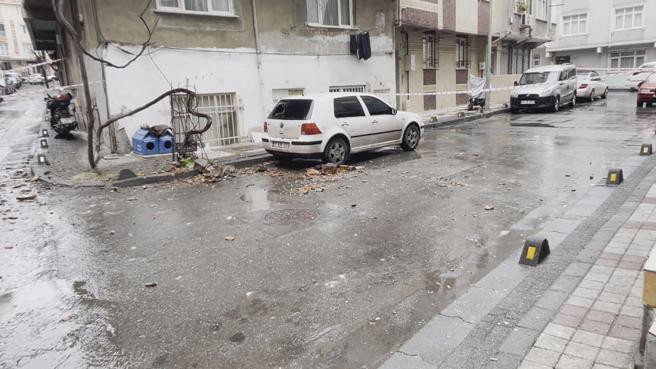 Bağcılarda apartmanın çatısından kopan parçalar 2 otomobilin üzerine düştü