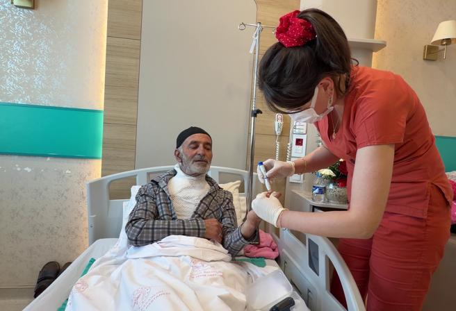 Güneş enerji sistemindeki arızayı tamir ederken üzerine dökülen sıcak su vücudunu yaktı