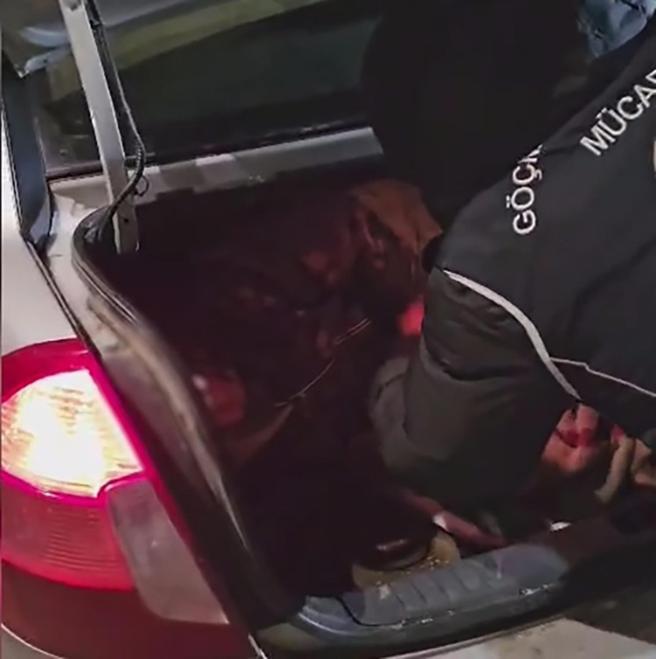 Otomobillerin bagajında 2 kaçak göçmen yakalandı