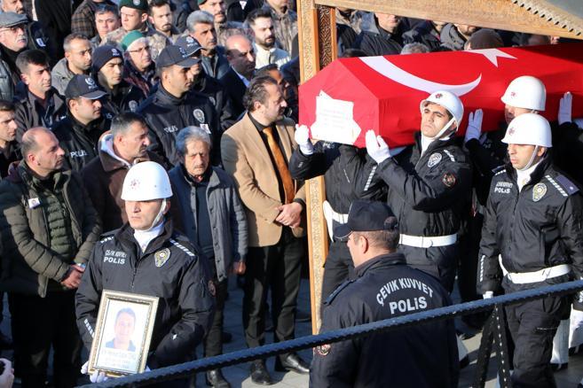 İzmirde öldürülen polisin eşi: Ocağımı yıktılar, ocakları yıkılsın