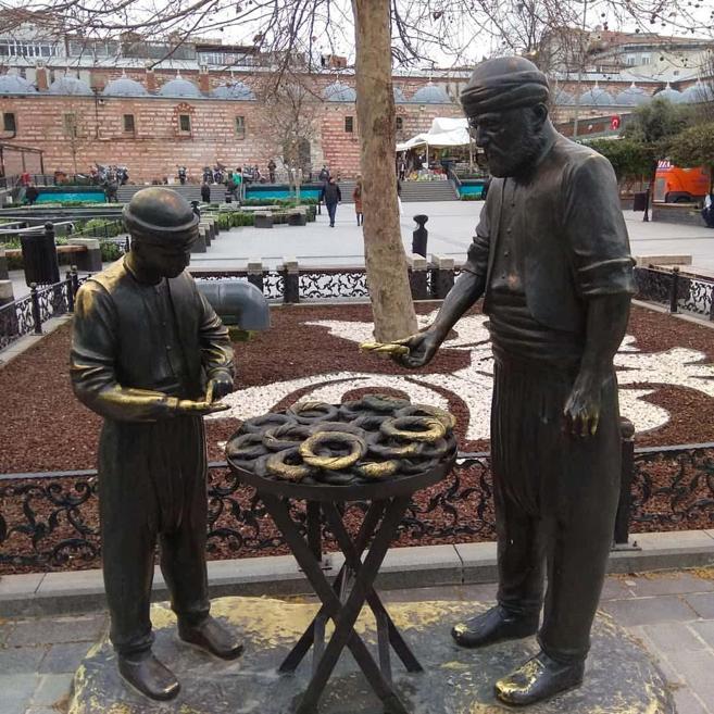 Eminönünde bronz simitleri çalınan heykelin sanatçılarından Burnazoğlu: Tekrar yapması 1 ayı alır