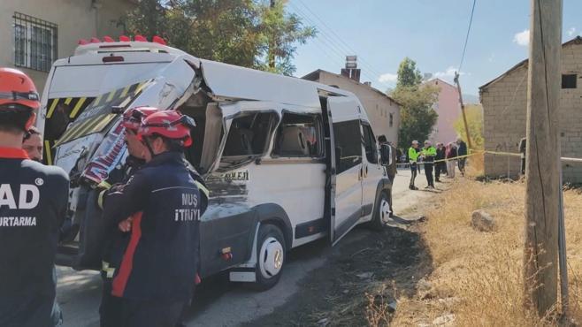 Yolcu treni servis minibüsüne çarptı; 17 öğrenci yaralandı