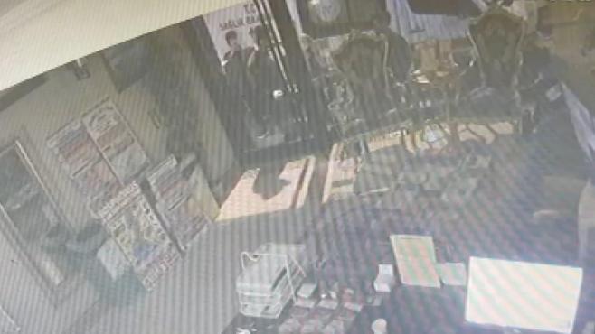 Böcek ailesinin otelde kilitli kaldığı anlar; ambulans kapıda bekledi