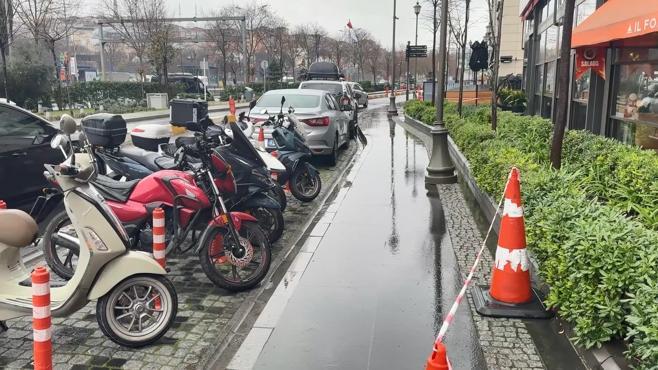 Beyoğlu’nda Şehir Plancısı kadın fırtınada devrilen tabelanın altında kaldı; yaşam mücadelesi veriyor
