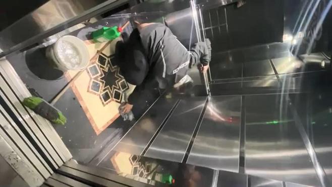 Götürdüğü pizzanın malzemesini yiyip asansöre tuvaletini yaptı; o anlar kamerada