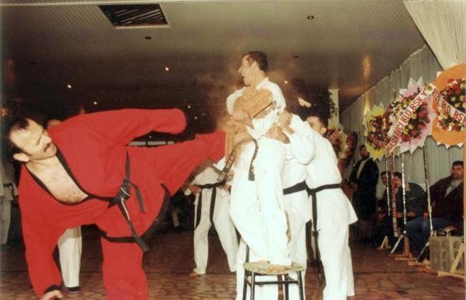 Güç gösterileri ustası karateci, kanserden kolunu kaybetti