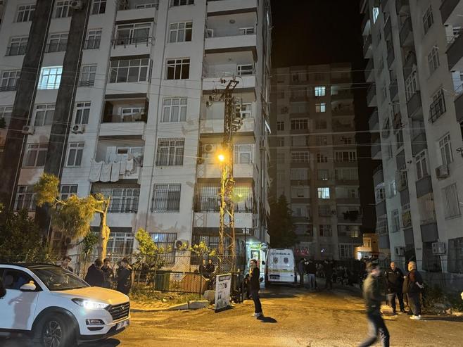 Adanada bir sitenin 5inci katında çıkan yangında 1 kişi hayatını kaybetti
