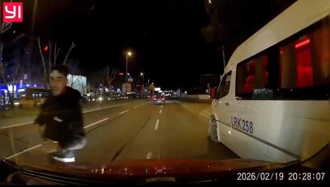 Beşiktaş’ta minibüs şoförü tartıştığı sürücünün aracının önünü kesti