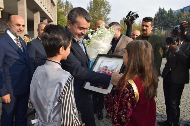 Bakan Tekin: Kürtçe kurslarının, seçmeli Kürtçe dersinin önünü açtık