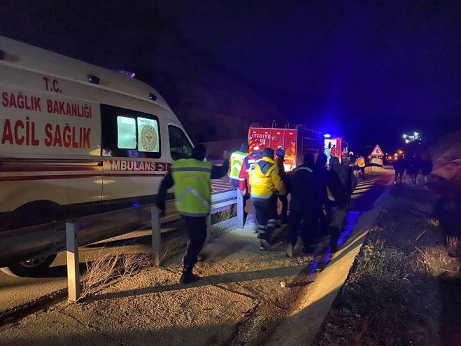 Malatyada TIR devrildi; 2 ölü, 1 yaralı