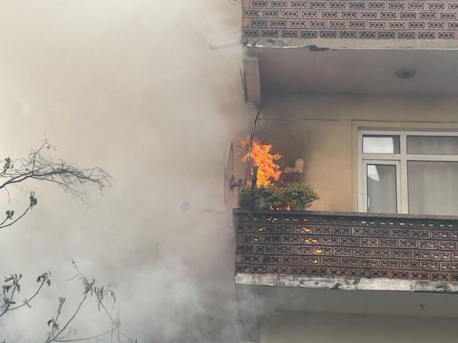 Yangında mahsur kalan görme engelliyi otopark görevlisi kurtardı