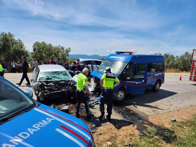 Bursada otomobil ile jandarma minibüsü çarpıştı; 1 ölü, 2 yaralı