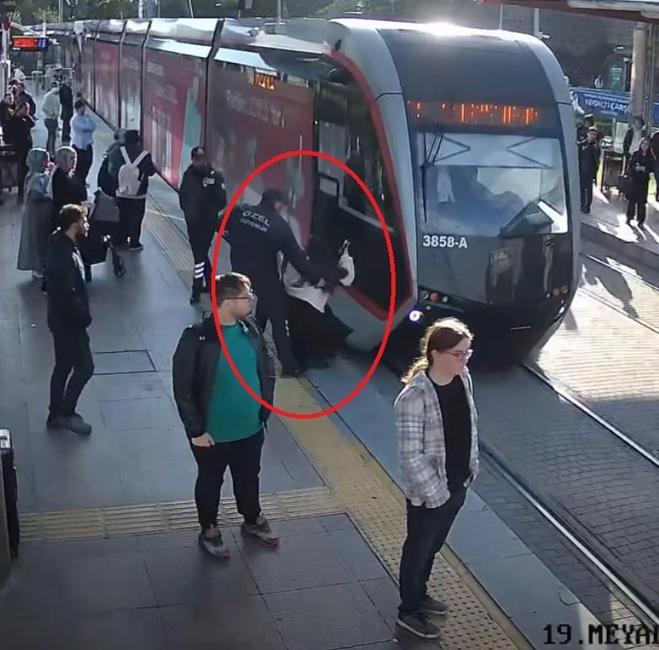 Tramvayın altında kalmaktan güvenlik görevlisi kurtardı; o anlar kamerada