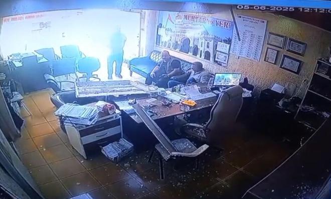 Avizenin monte edildiği kartonpiyerin altında kalmaktan saniyelerle kurtuldu